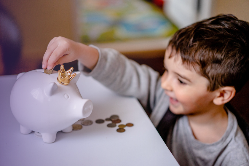 Kā bērniem iemācīt labus naudas paradumus?