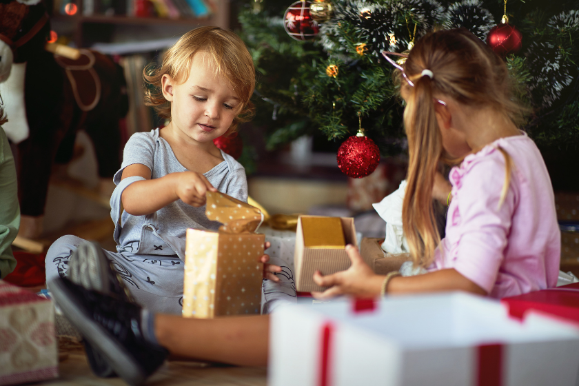 5 veidi, kā iemācīt bērnam naudas vērtību Ziemassvētku laikā